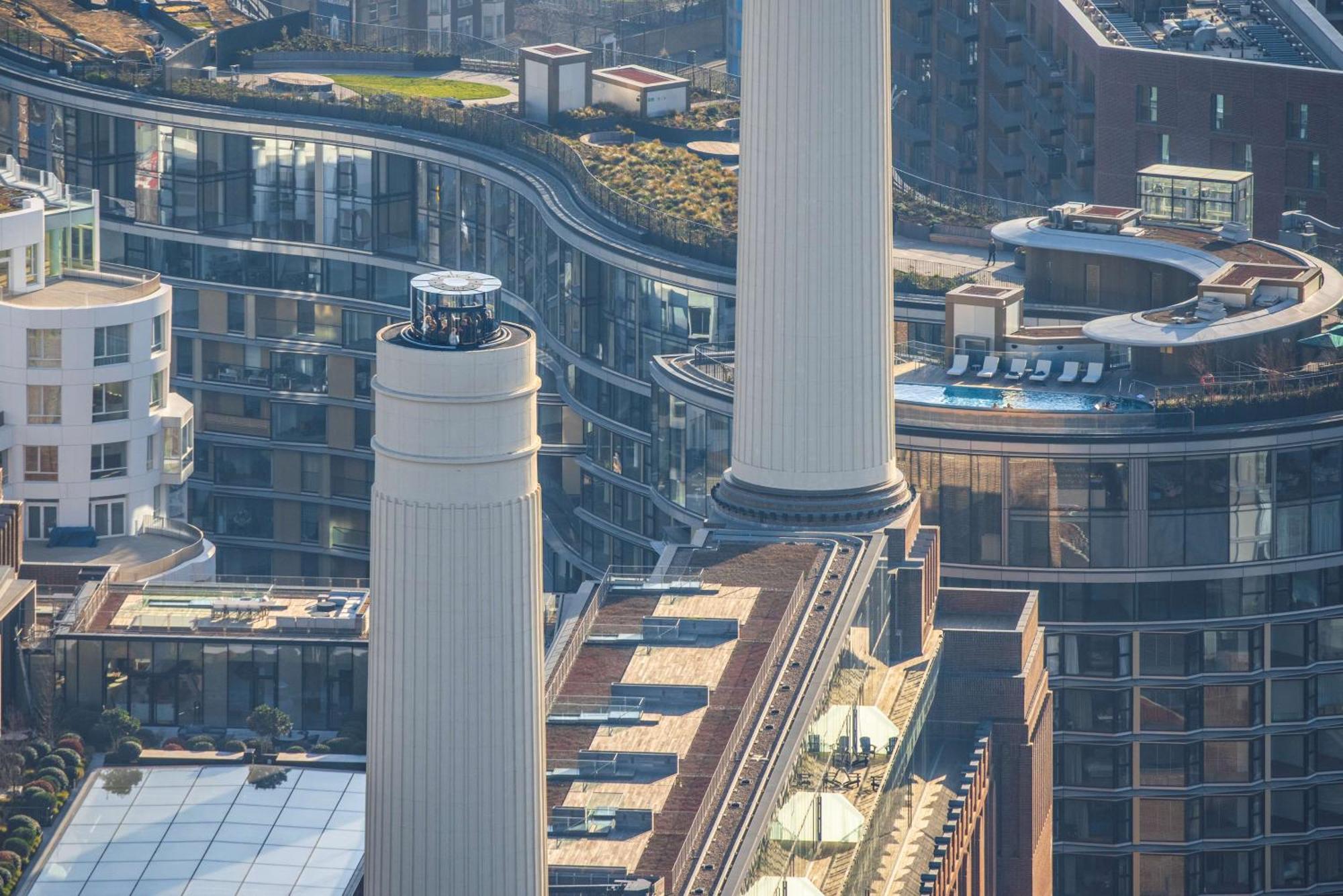 Art'Otel London Battersea Power Station, Powered By Radisson Hotels Londres Exterior foto The 100m high chimney of the power plant