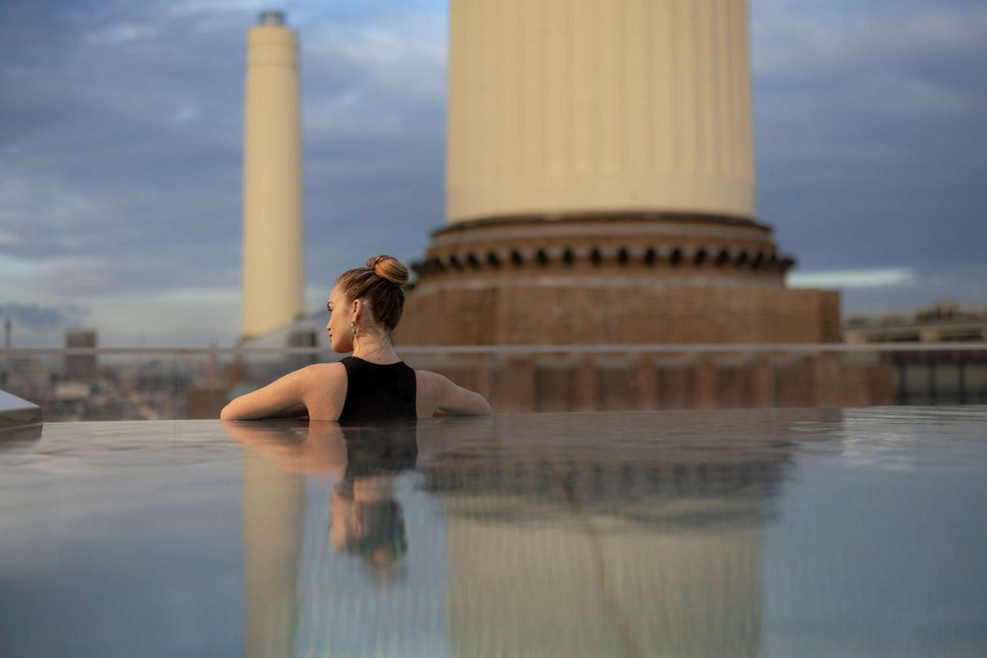 Art'Otel London Battersea Power Station, Powered By Radisson Hotels Londres Exterior foto The Sky Pool
