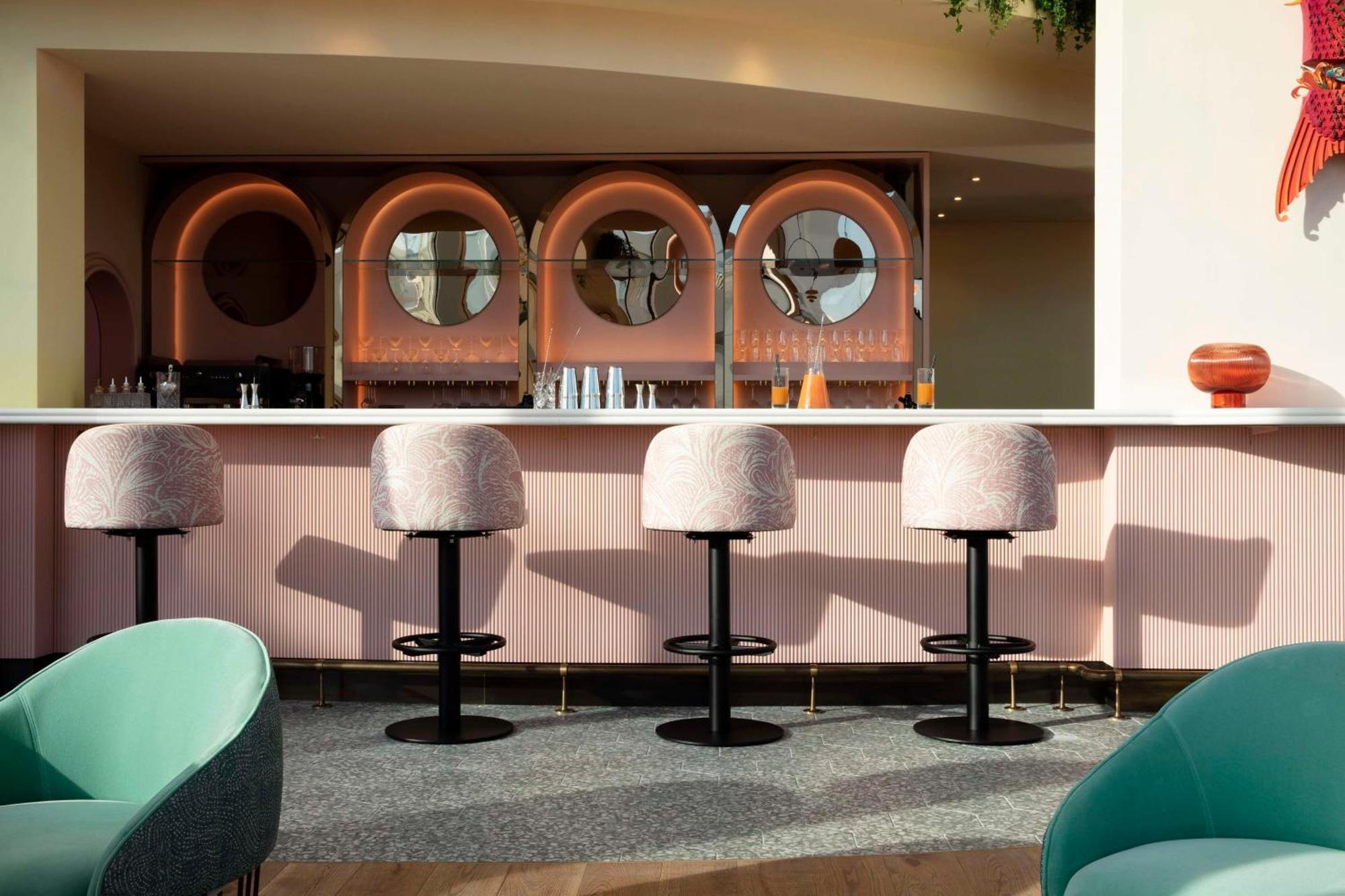 Art'Otel London Battersea Power Station, Powered By Radisson Hotels Londres Exterior foto The bar at the 1900