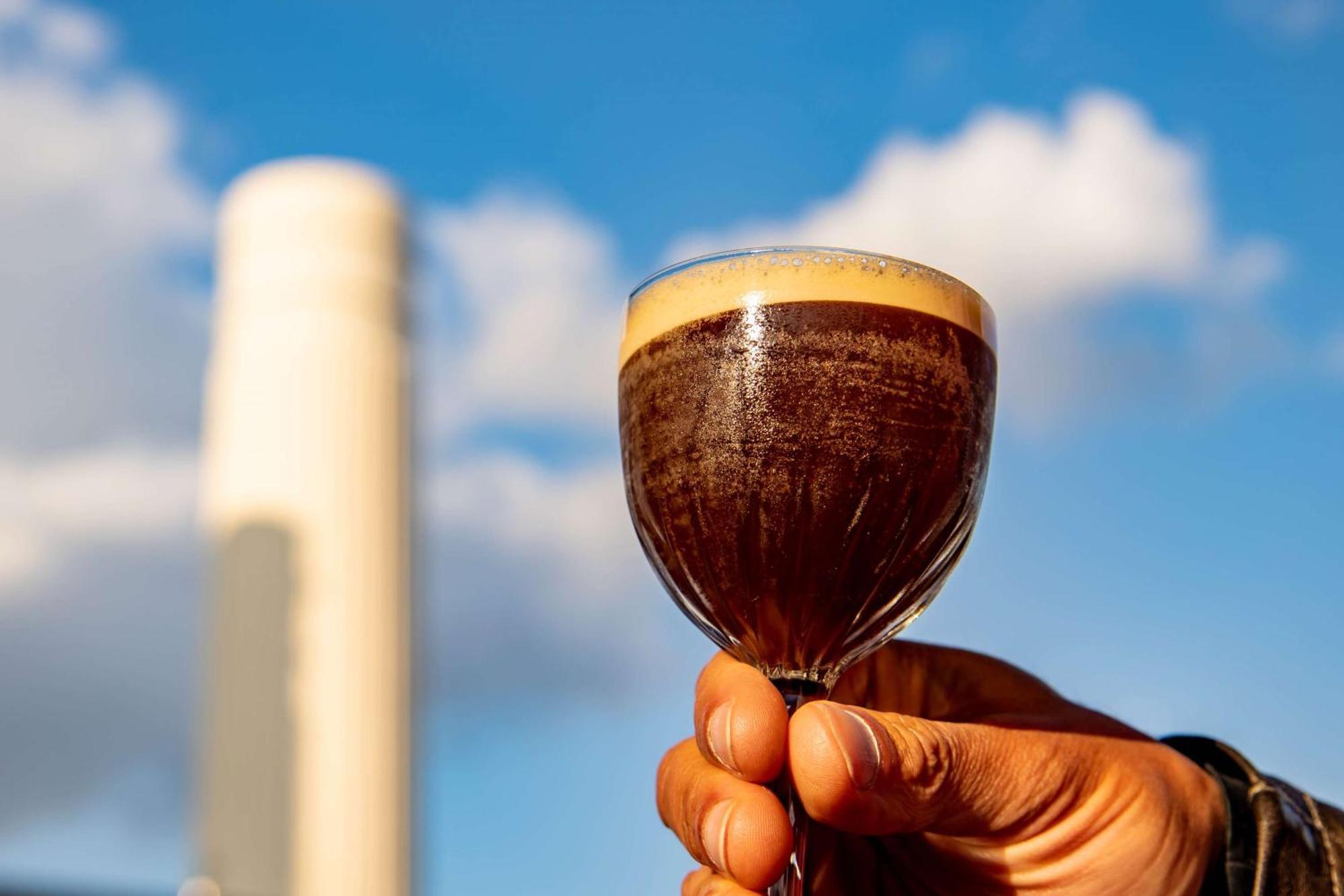 Art'Otel London Battersea Power Station, Powered By Radisson Hotels Londres Exterior foto A glass of dark beer