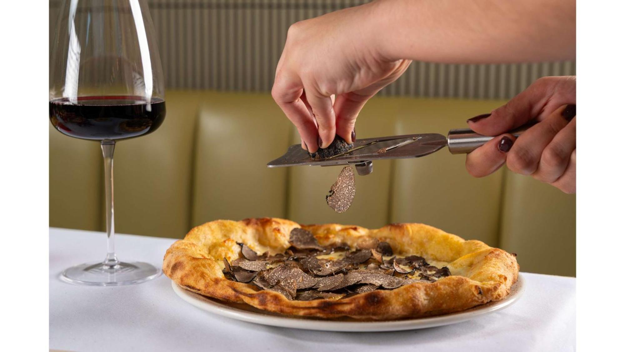 Art'Otel London Battersea Power Station, Powered By Radisson Hotels Londres Exterior foto A truffle being shaved over a pizza