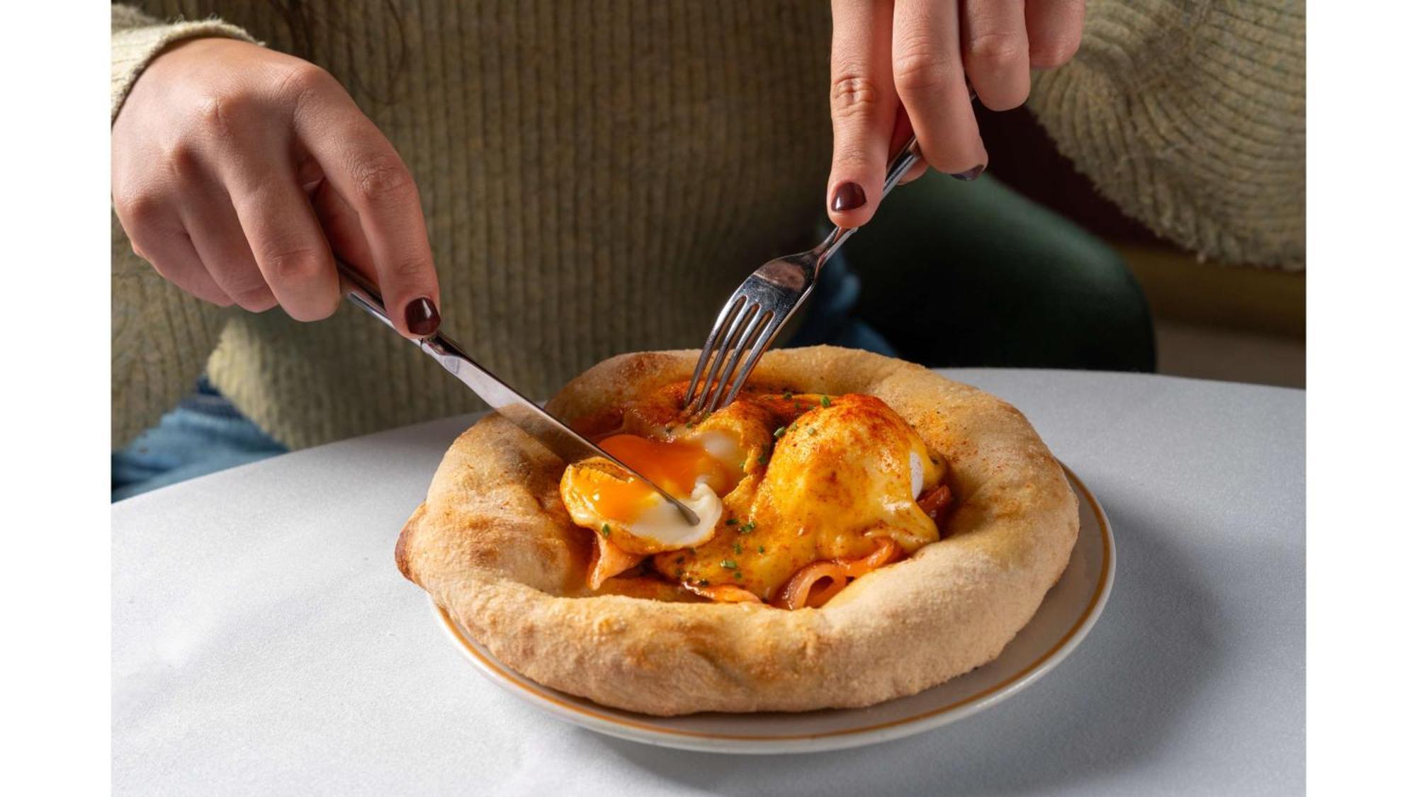 Art'Otel London Battersea Power Station, Powered By Radisson Hotels Londres Exterior foto A person cutting into a pizza