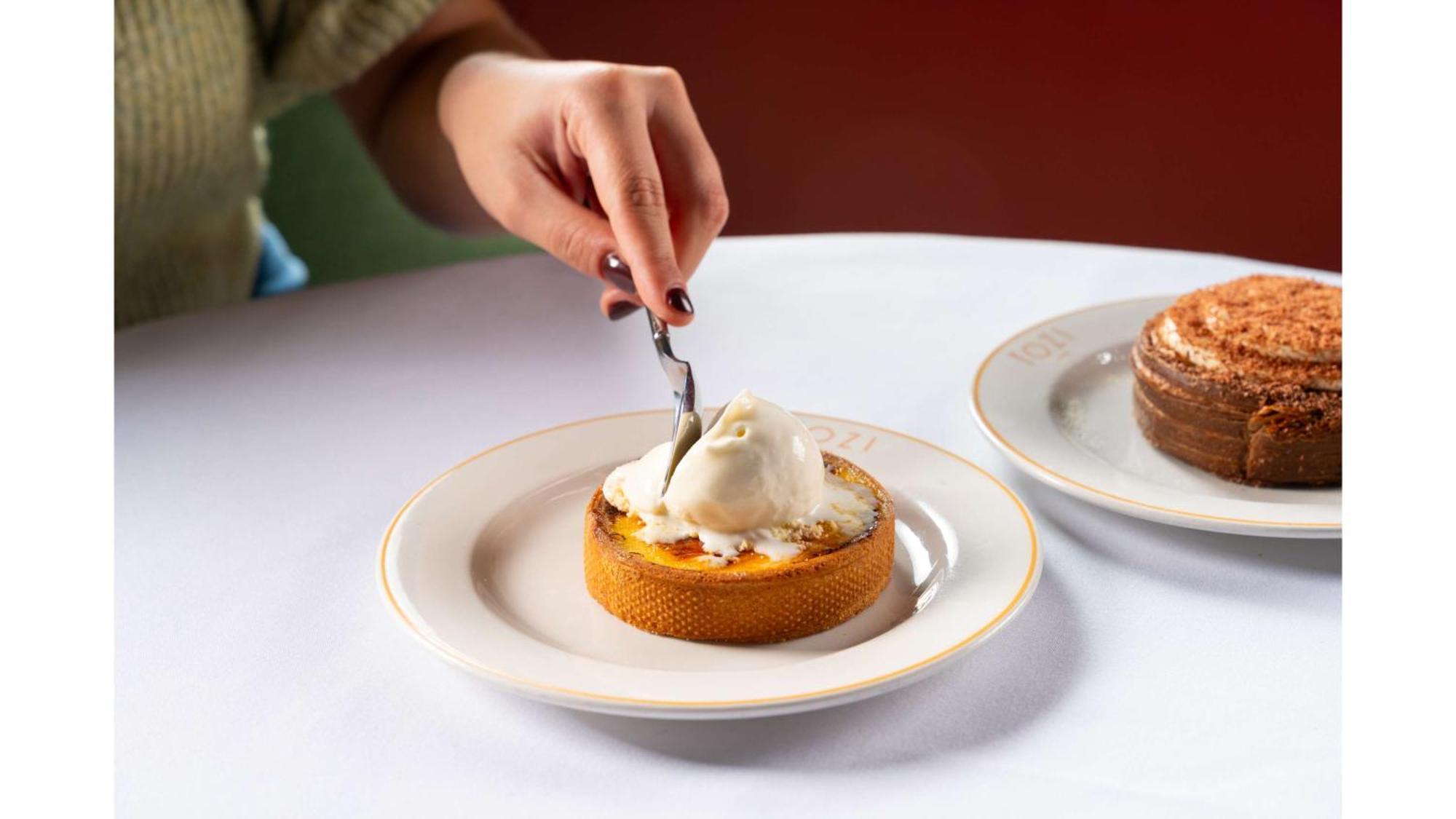 Art'Otel London Battersea Power Station, Powered By Radisson Hotels Londres Exterior foto A person cutting into a pumpkin pie