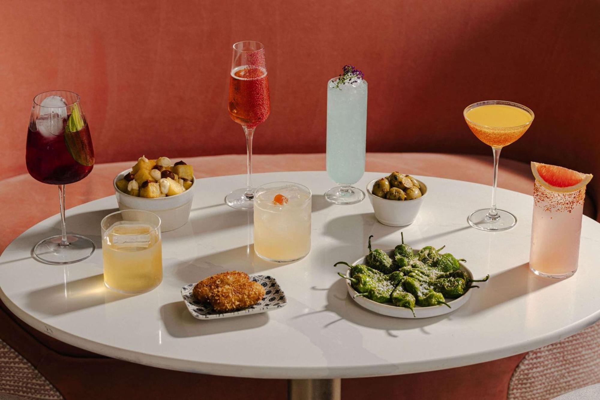 Art'Otel London Battersea Power Station, Powered By Radisson Hotels Londres Exterior foto Cocktails and tapas at the restaurant